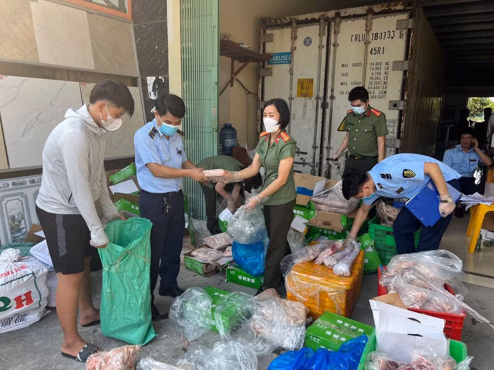 ha nam thu giu 15 tan thuc pham dong lanh khong ro nguon goc hinh 1