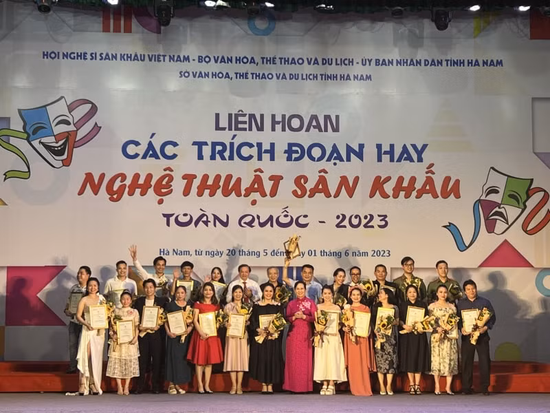 54 huy chuong vang va nhieu giai thuong duoc trao tai lien hoan san khau ha nam hinh 2
