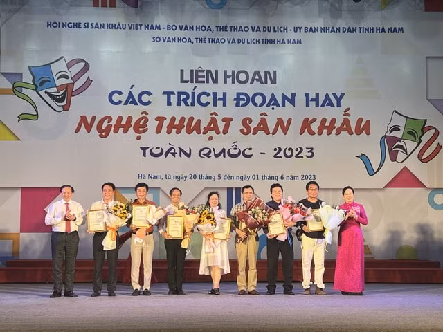 54 huy chuong vang va nhieu giai thuong duoc trao tai lien hoan san khau ha nam hinh 1