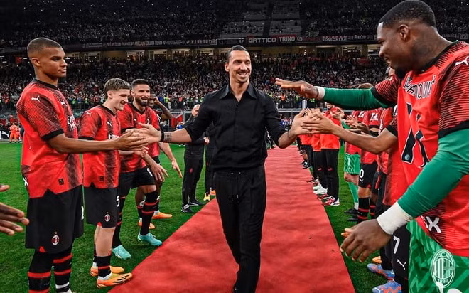 ibrahimovic giai nghe trong nuoc mat hinh 1