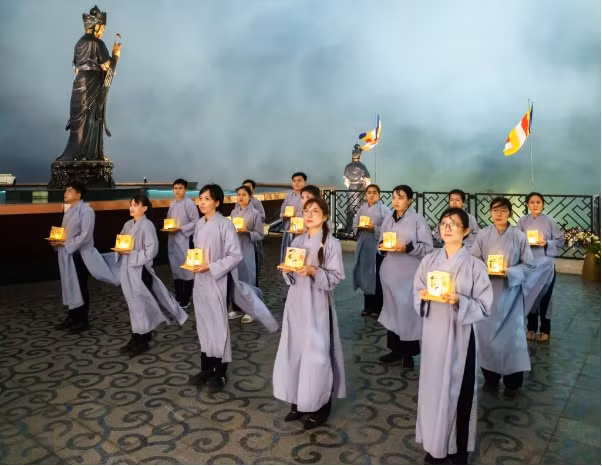 hang ngan du khach va phat tu toi nui ba den dang hoa dang mung le phat dan hinh 2