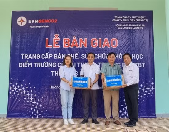 cau lac bo nha bao nu tinh quang tri tang nhieu phan qua cho hoc sinh giao vien vung kho khan hinh 1