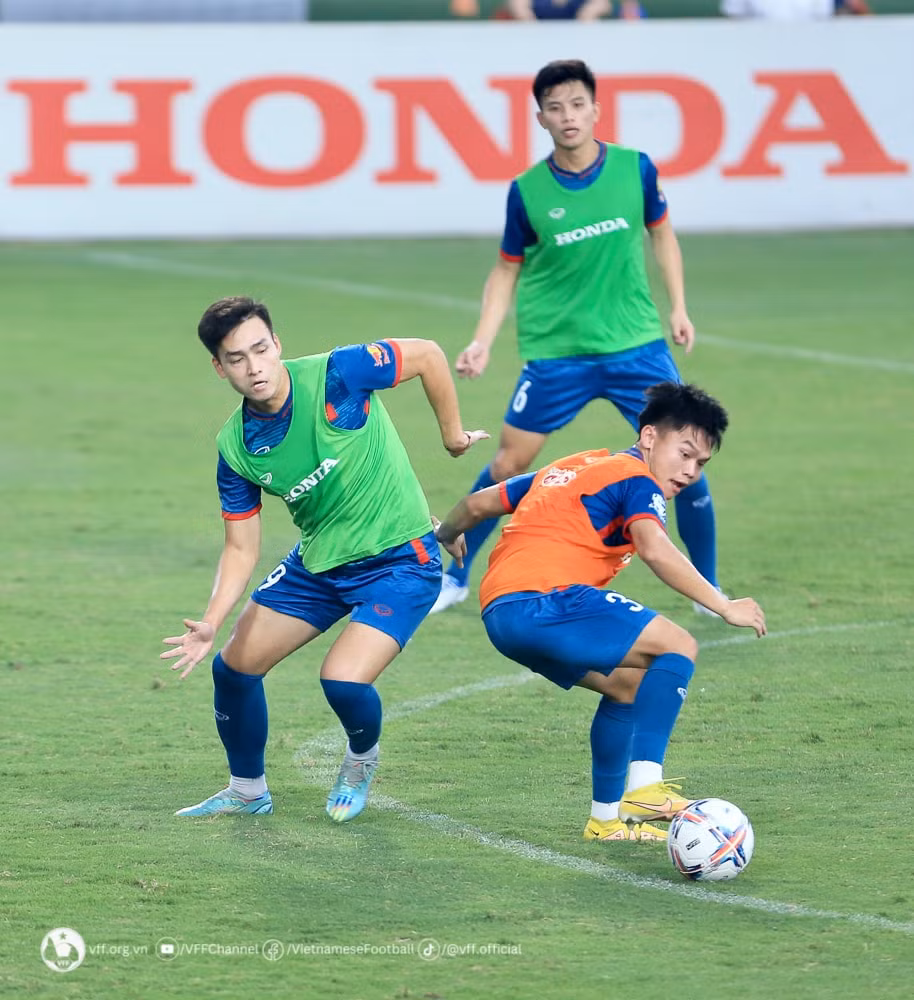 quang hai va dan tuyen thu viet nam tich cuc luyen giao an cua huan luyen vien troussier hinh 9