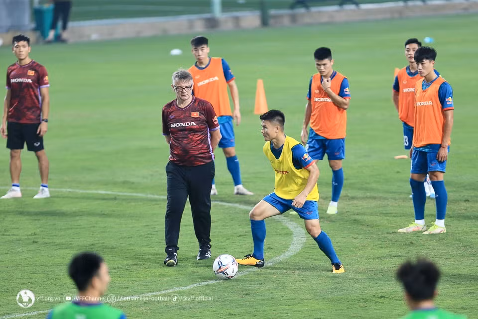 quang hai va dan tuyen thu viet nam tich cuc luyen giao an cua huan luyen vien troussier hinh 1