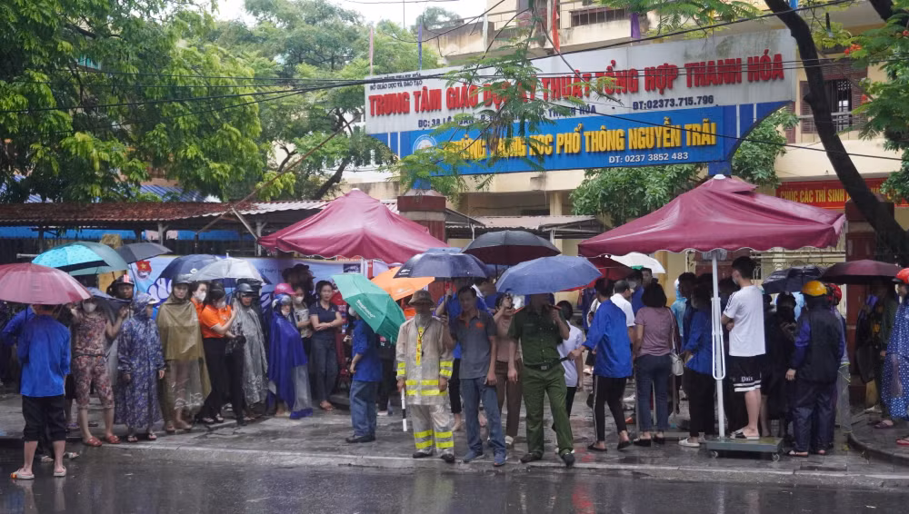 thanh hoa dinh chi 1 thi sinh mang dien thoai vao phong thi hinh 1