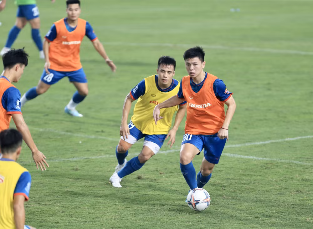 quang hai va dan tuyen thu viet nam tich cuc luyen giao an cua huan luyen vien troussier hinh 6