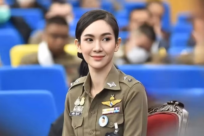 ca si hoa hau thai lan duoc thang ham dai uy hinh 1
