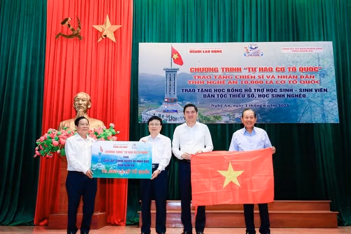 bao nguoi lao dong trao nhieu suat hoc bong ho tro hoc sinh ngheo huyen nam dan hinh 1