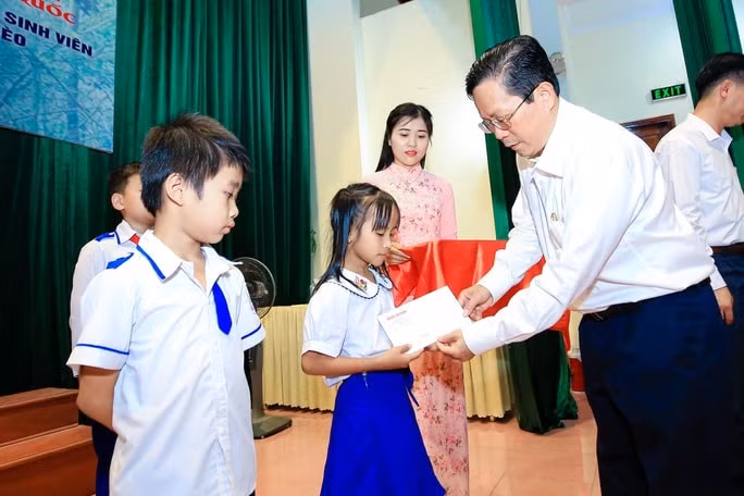 bao nguoi lao dong trao nhieu suat hoc bong ho tro hoc sinh ngheo huyen nam dan hinh 2