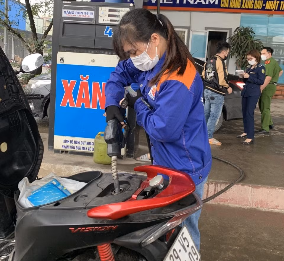 gia xang tiep tuc tang vuot nguong 22000 dong lit hinh 1