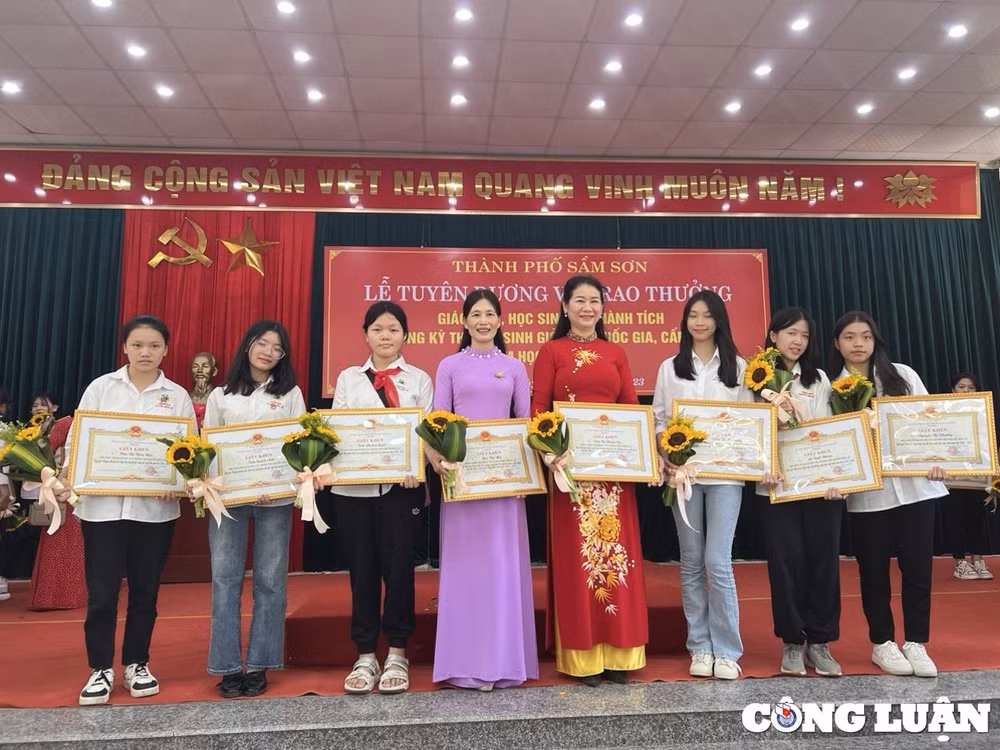 co giao 30 nam truyen cam hung yeu van hoc cho hang ngan hoc sinh hinh 5