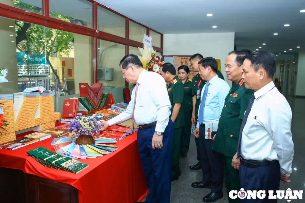 bao quan doi nhan dan trao giai cuoc thi viet nhung tam guong binh di ma cao quy lan thu 14 hinh 1