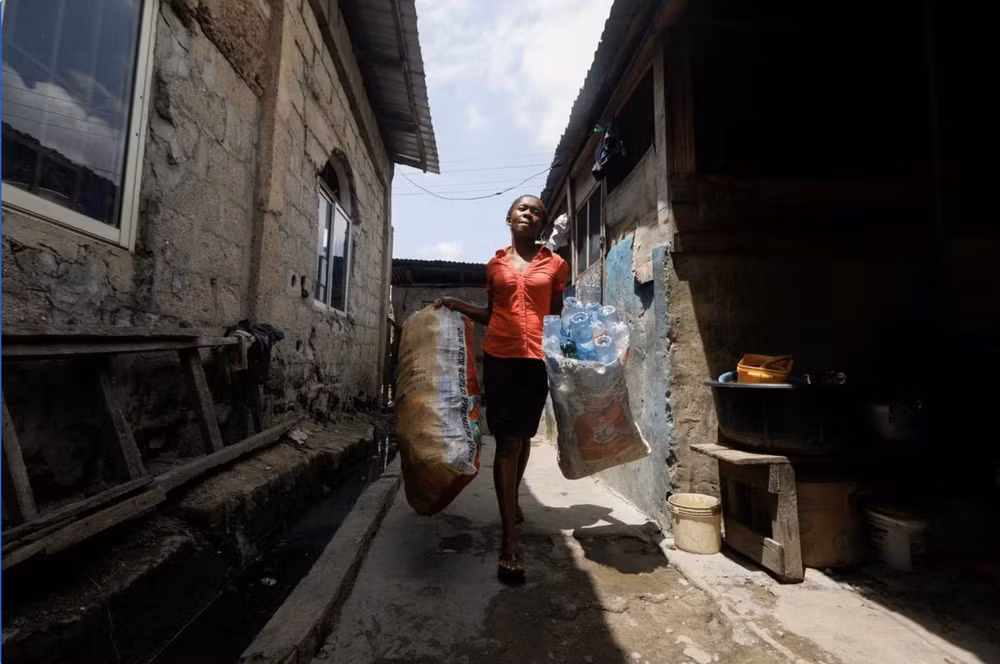 nigeria phu huynh dung rac tai che de tra hoc phi cho con hinh 2