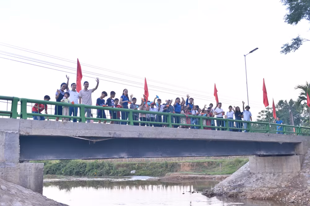 nhua tien phong khanh thanh cau noi yeu thuong 98 cau khe tuan tai ha tinh hinh 2