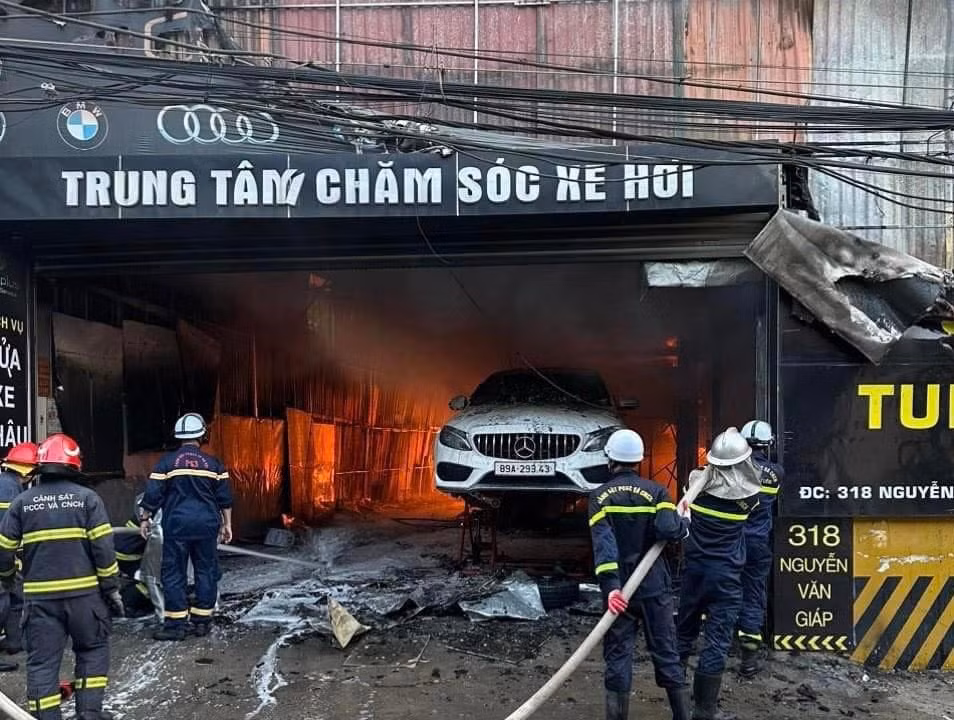 ha noi chay lon tai ga ra nhieu o to bi thieu rui hinh 1