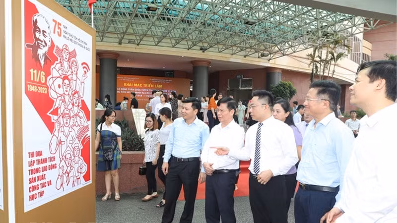 trien lam tranh co dong ky niem ngay chu tich ho chi minh ra loi keu goi thi dua ai quoc hinh 1