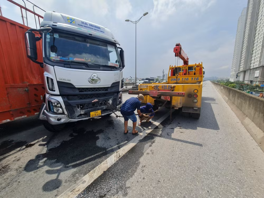 ha noi xe dau keo mat lai tong vo lan can duong vanh dai 3 tren cao hinh 1