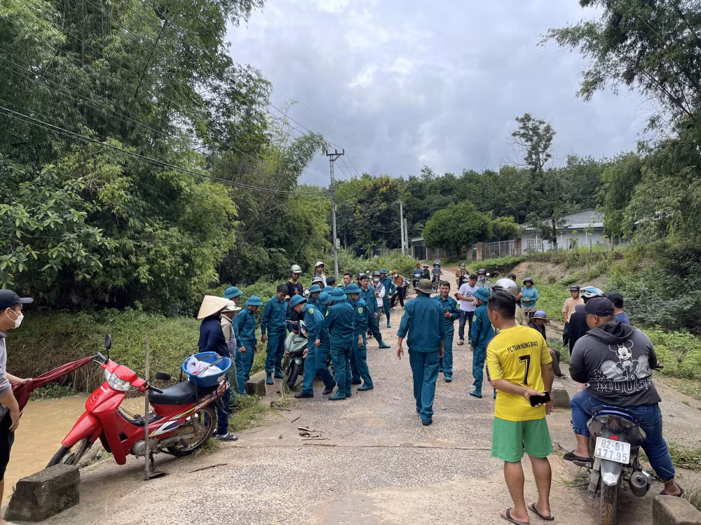 kon tum cho con trai 8 tuoi di bat ech hai cha con bi nuoc cuon tu vong hinh 1