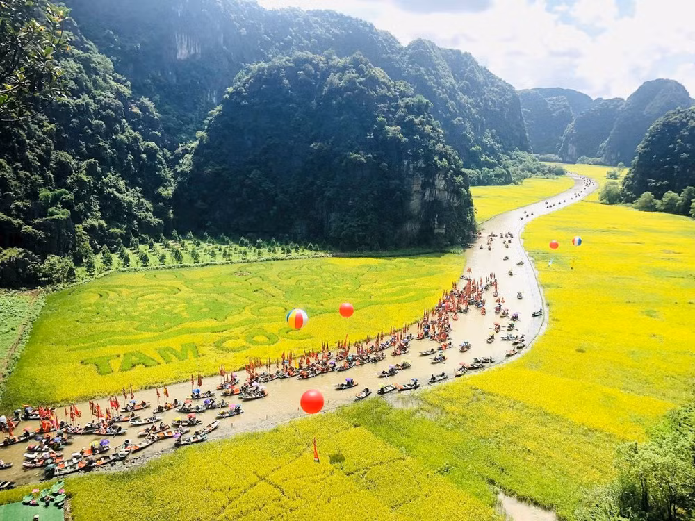 ninh binh don hon 172000 luot khach trong tuan du lich nam 2023 hinh 1