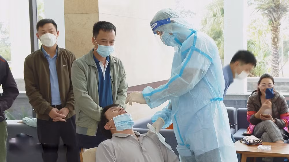hon 100 can bo phong vien kham sang loc truoc khi len duong ra dao truong sa hinh 1