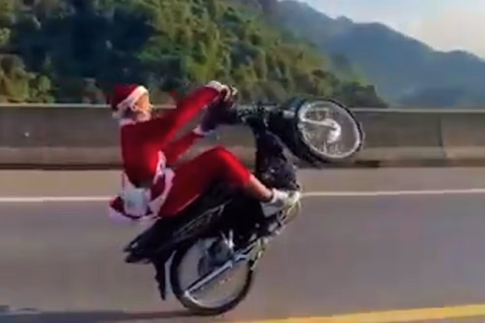 khoi to ong gia noel boc dau xe may tai thai nguyen hinh 1