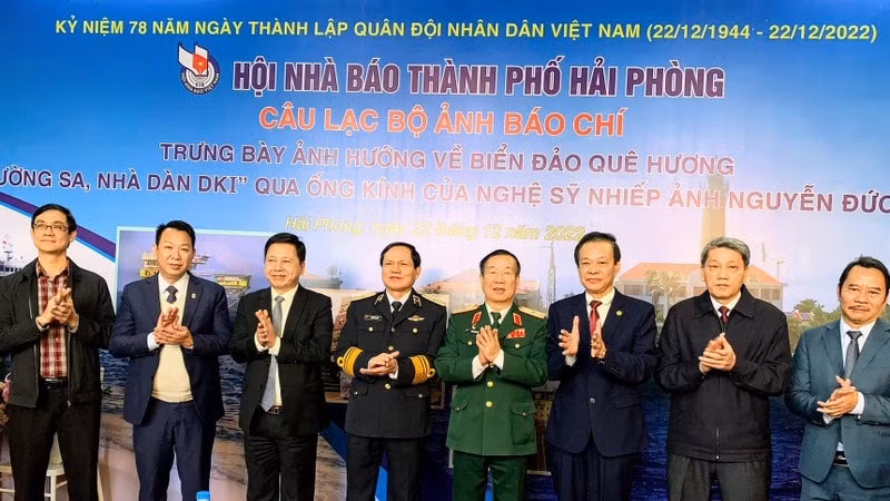 hoi nha bao thanh pho hai phong to chuc trung bay anh ve bien dao que huong hinh 1