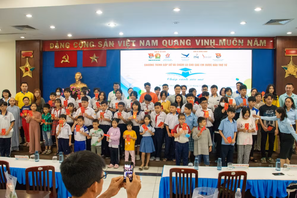 hoa hau nguyen thanh ha mang mua xuan yeu thuong cho tre gap kho khan sau covid 19 hinh 6