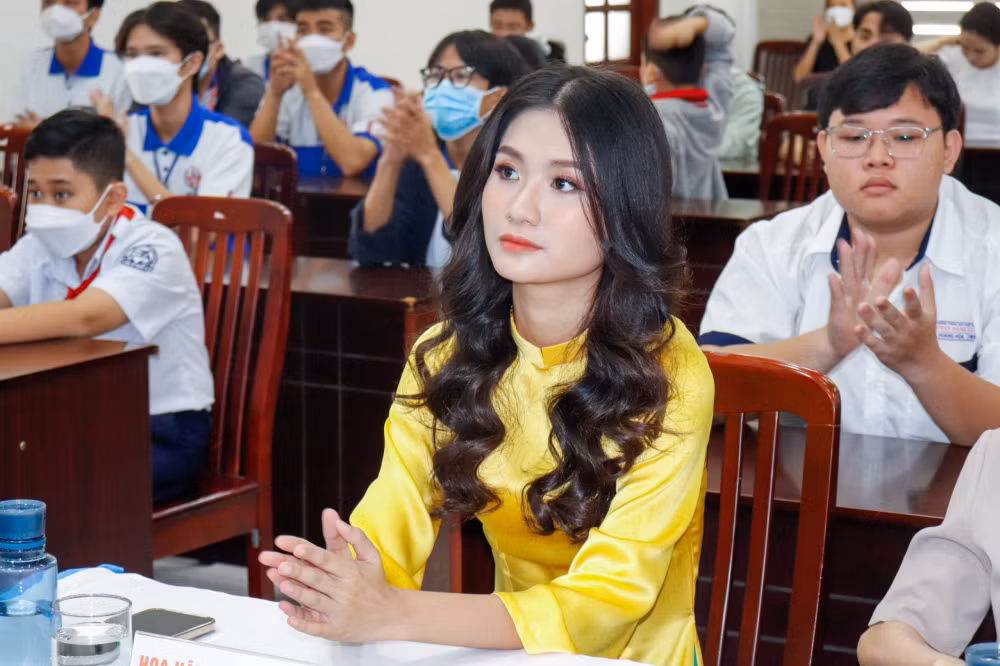 hoa hau nguyen thanh ha mang mua xuan yeu thuong cho tre gap kho khan sau covid 19 hinh 1