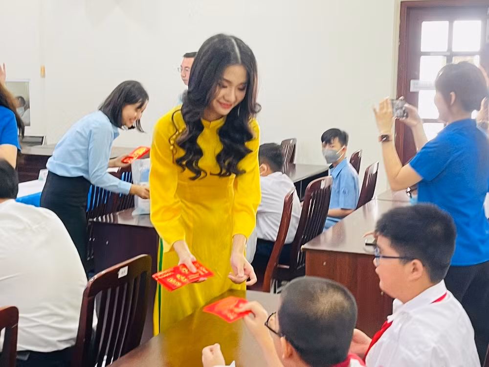 hoa hau nguyen thanh ha mang mua xuan yeu thuong cho tre gap kho khan sau covid 19 hinh 2