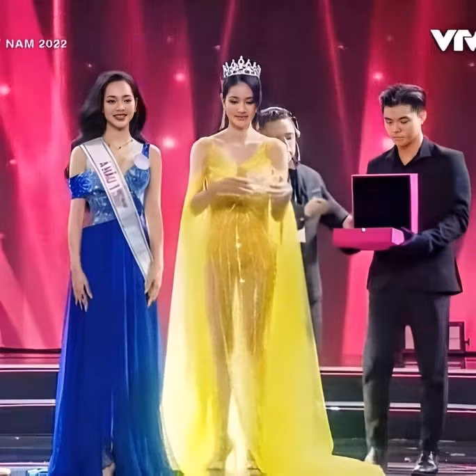 btc hoa hau viet nam xin loi vi su co trang phuc cua phuong anh hinh 3