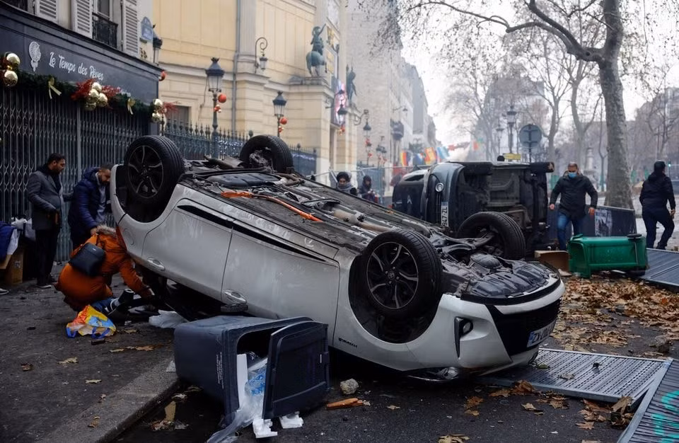 cuoc bieu tinh cua nguoi kurd ve vu xa sung o paris bien thanh bao luc hinh 2