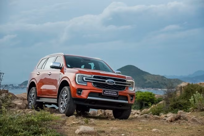 ford everest titanium 4x2 duoc nang cap an toan tang gia ban hinh 1