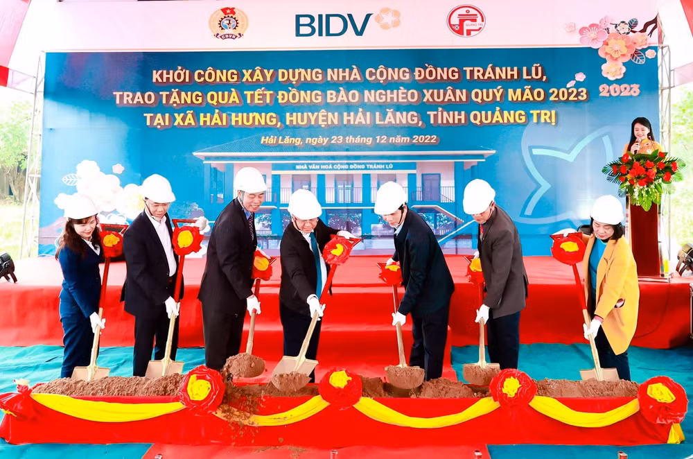 bidv khoi cong nha cong dong tranh lu va tang qua tet cho nguoi dan ngheo tinh quang tri hinh 1