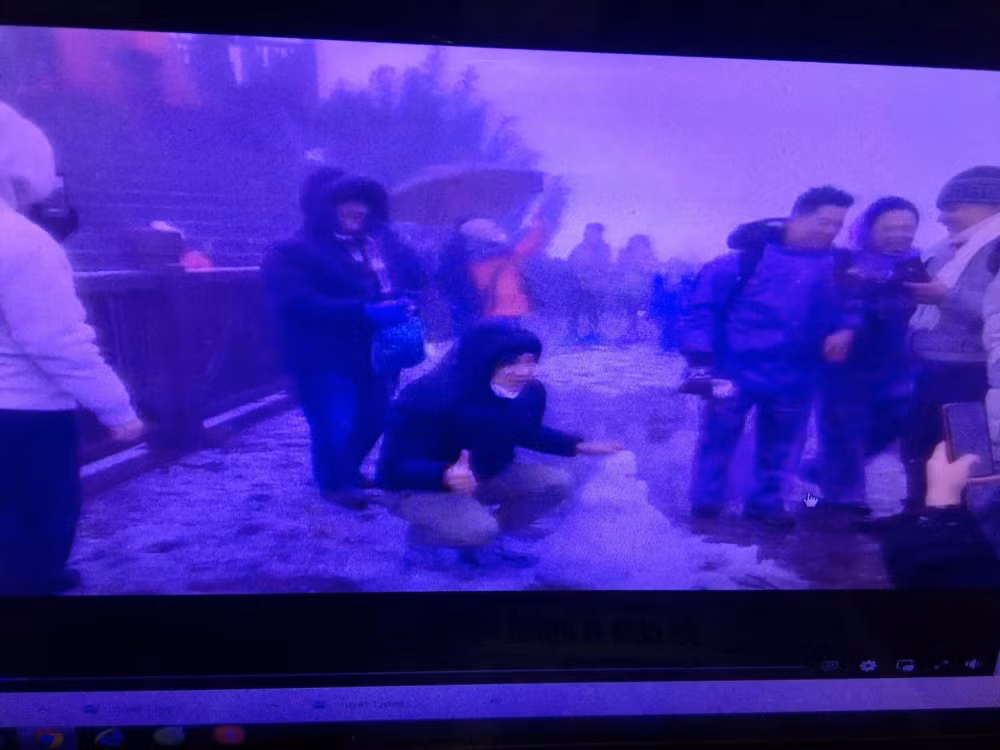 fansipan xuat hien mua tuyet du khach un un kham pha hinh 1