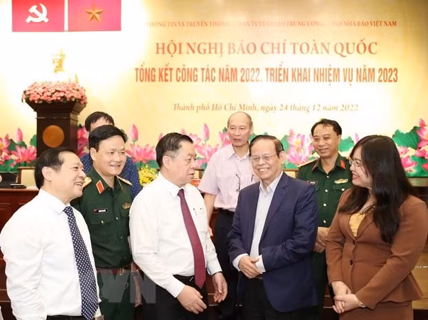 su menh cao ca cua bao chi con la no luc huong den tinh nhan van hinh 2