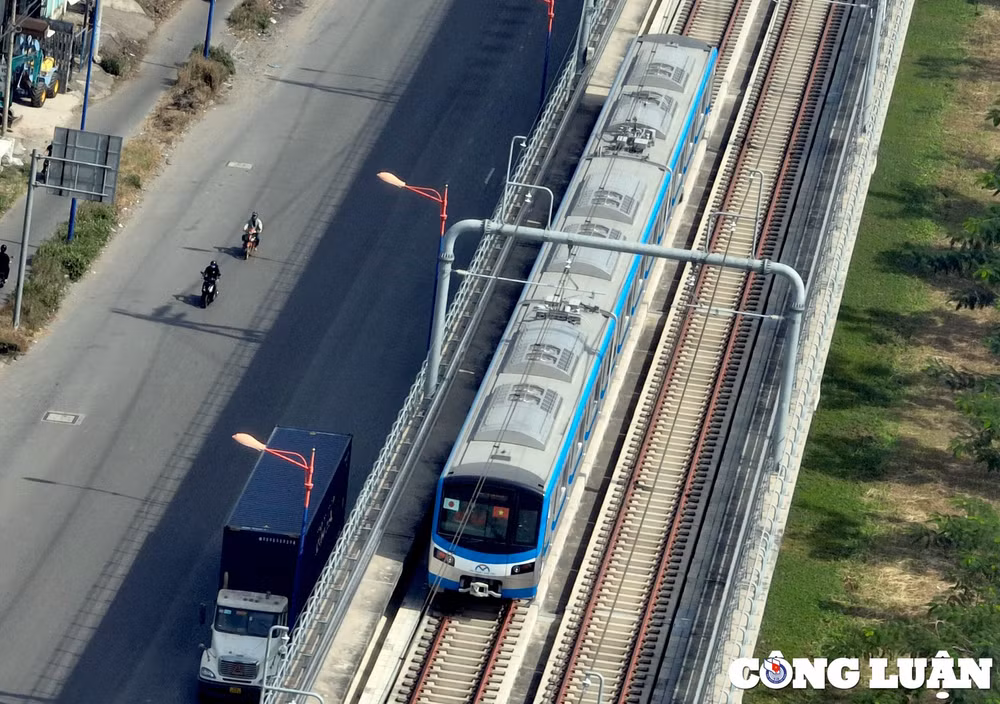 ngam doan tau lan dau tien lan banh tren cong trinh metro so 1 ben thanh suoi tien hinh 7
