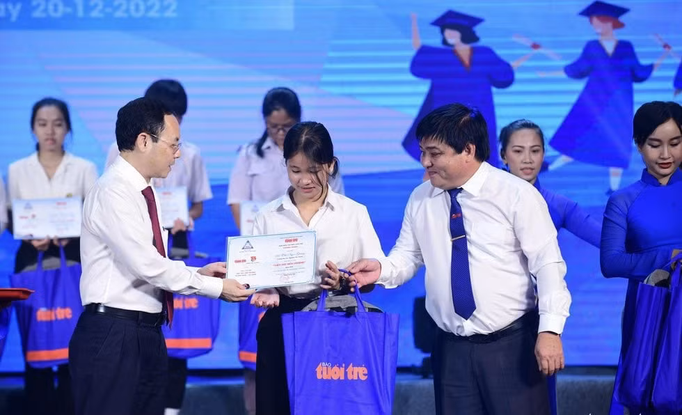 bao tuoi tre va thanh doan trao hoc bong tiep suc den truong tai tp hcm hinh 1