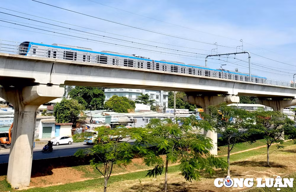 ngam doan tau lan dau tien lan banh tren cong trinh metro so 1 ben thanh suoi tien hinh 12