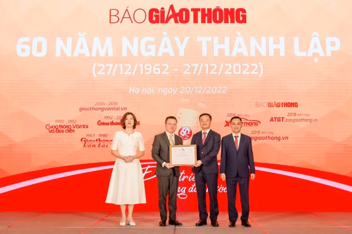 bao giao thong khang dinh kenh tuyen truyen hieu qua phan anh nhieu van de cot yeu cua dat nuoc hinh 2