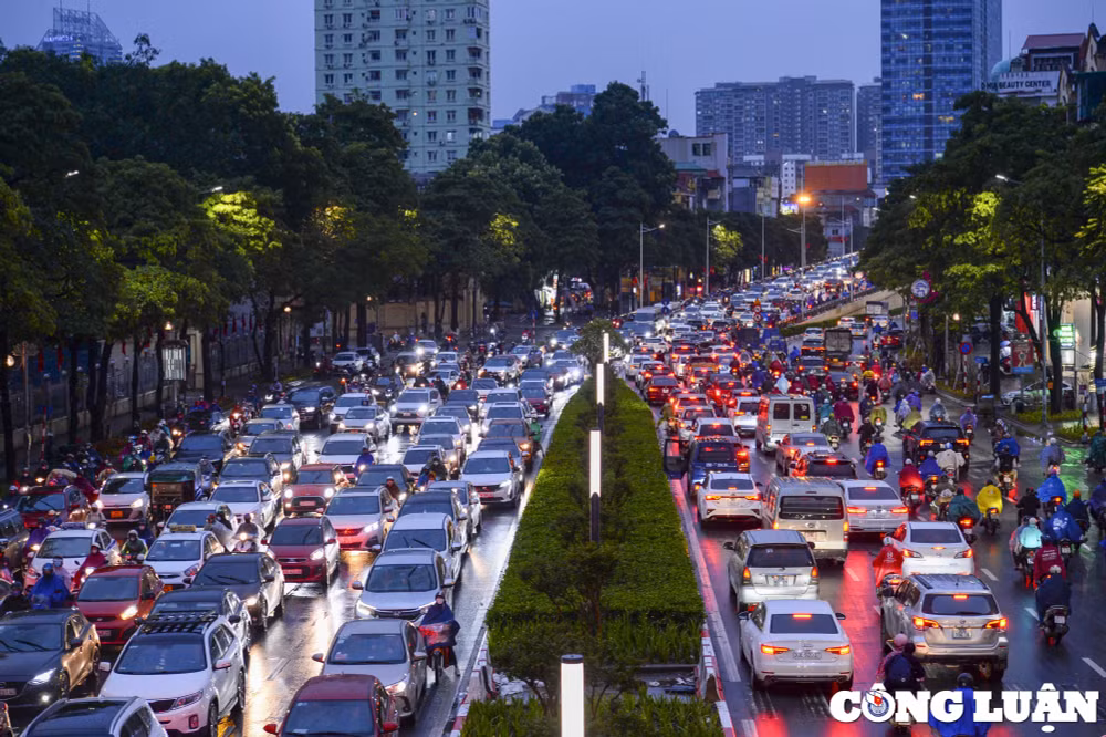 ha noi mua ret duong pho lai un tac keo dai hinh 1