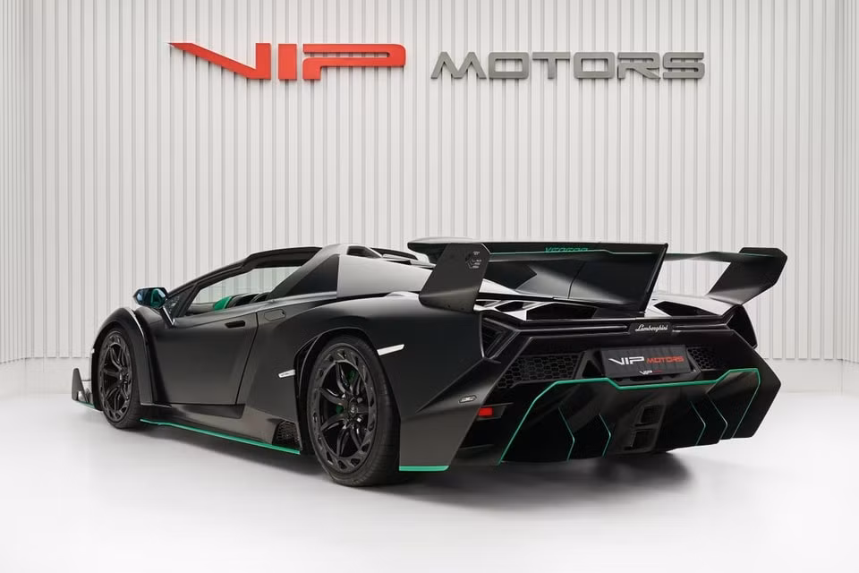 lamborghini veneno roadster co gia gan 10 trieu usd hinh 2