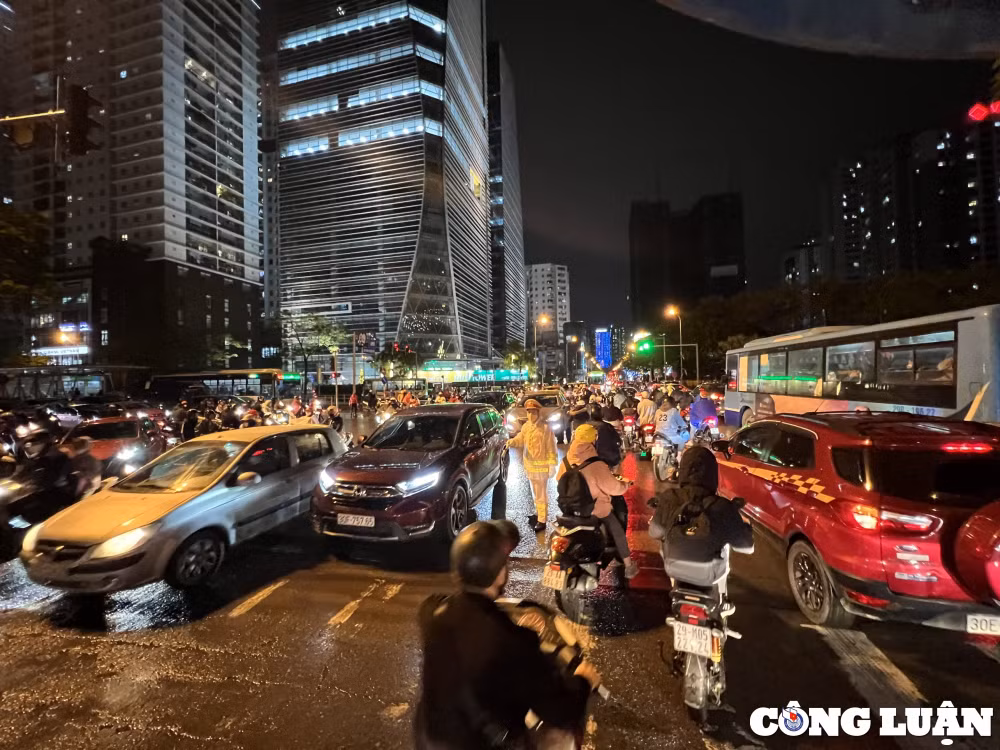 ha noi mua ret duong pho lai un tac keo dai hinh 8
