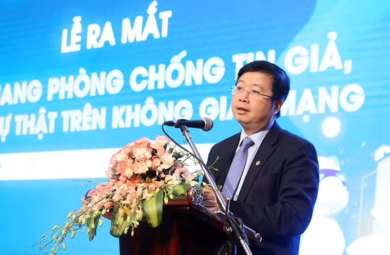 ra mat cam nang phong chong tin gia tin sai su that tren khong gian mang hinh 1
