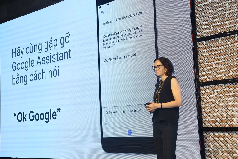 Cô Elin Barnes thử nghiệm các tính năng của Google Assistant Tiếng Việt tại buổi ra mắt.