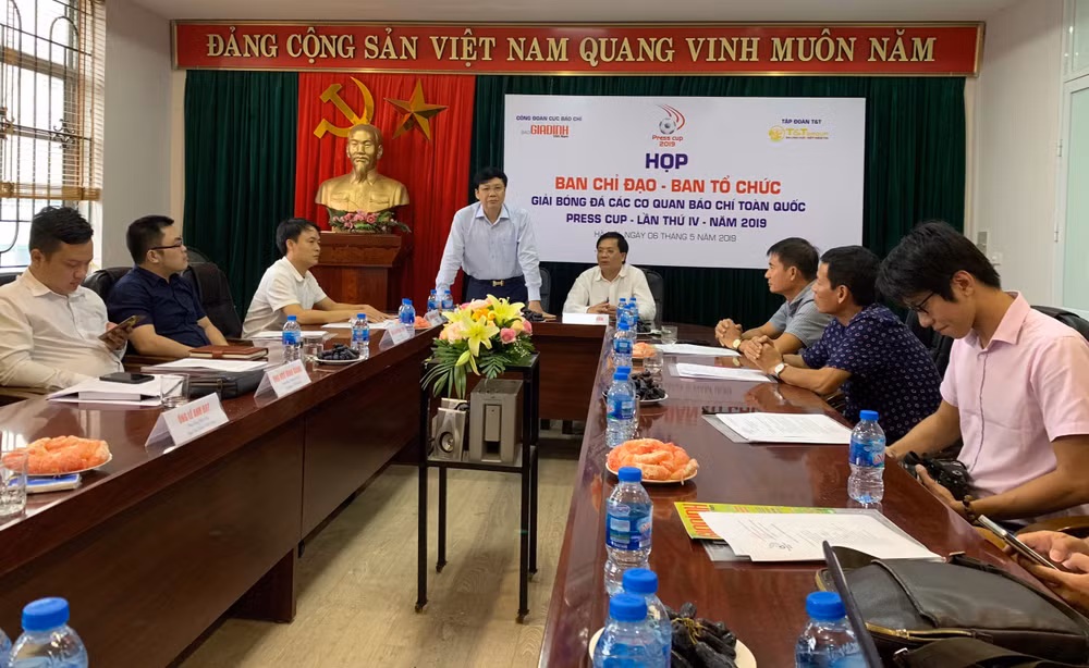 Ông Hồ Quang Lợi - Phó Chủ tịch Thường trực Hội Nhà báo Việt Nam phát biểu tại cuộc họp. Ảnh: Hoàng Dương
