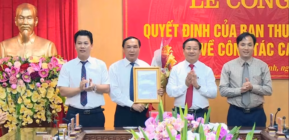 Lãnh đạo tỉnh Hà Tĩnh trao quyết định và tặng hoa chúc mừng đồng chí Võ Hồng Hải, tân Trưởng ban Tuyên giáo Tỉnh ủy (Ảnh: Minh Hà)