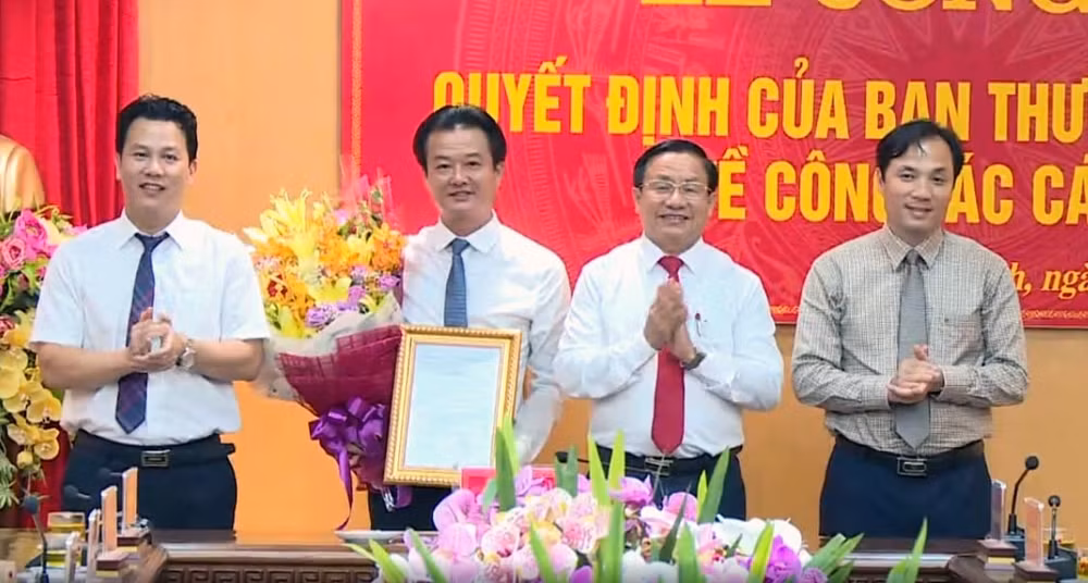 Lãnh đạo tỉnh Hà Tĩnh trao quyết định và tặng hoa chúc mừng đồng chí Trần Báu Hà, tân Trưởng ban Nội chính Tỉnh ủy (Ảnh: Minh Hà)