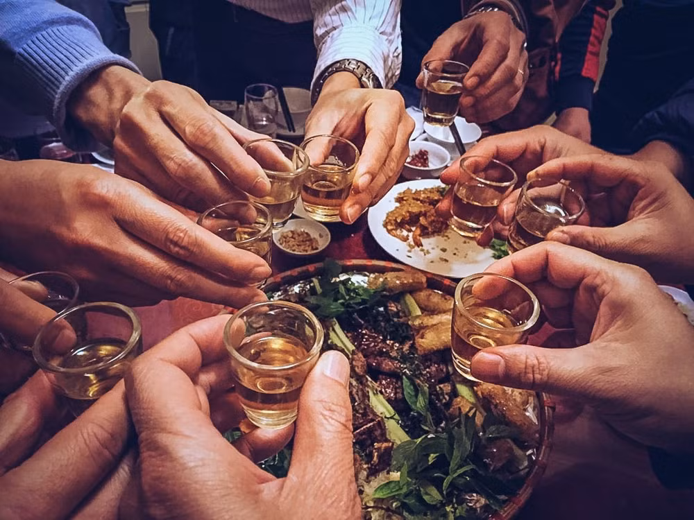 Ít ở đâu như tại Việt Nam, việc mua rượu, uống rượu diễn ra dễ dàng đến thế.