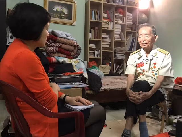 Nhà báo Nguyễn Phương Hà - Phó Trưởng Ban Truyền hình Đối ngoại, Đài THVN trong lần gặp gỡ các nhân chứng trong chiến dịch Điện Biên Phủ. Ảnh: vtv.vn