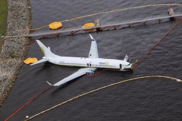 Chiếc Boeing 737-800 gặp nạn ở Miami. Ảnh: Reuters